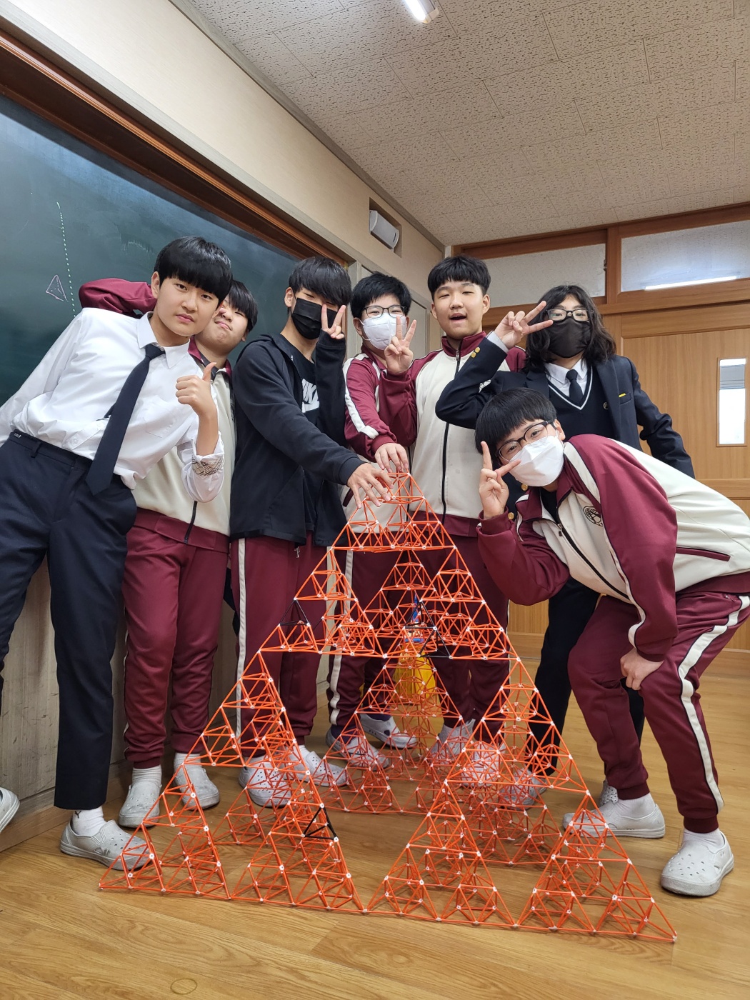 자유학기 오감수학 시어핀스키 피라미드 4단계 완성 작품.jpg